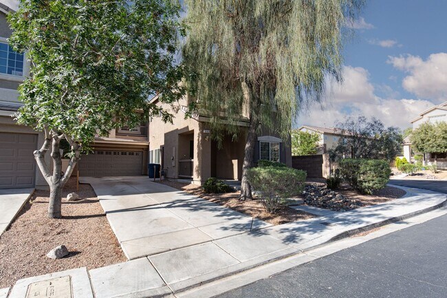Building Photo - HUGE 5 BEDROOM, 3 BATH 2 STORY HOME IN GATED COMMUNITY NEAR SOUTHERN HIGHLANDS