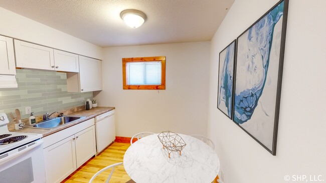 Kitchen - 1221 W Washington St Apartment Unit 2