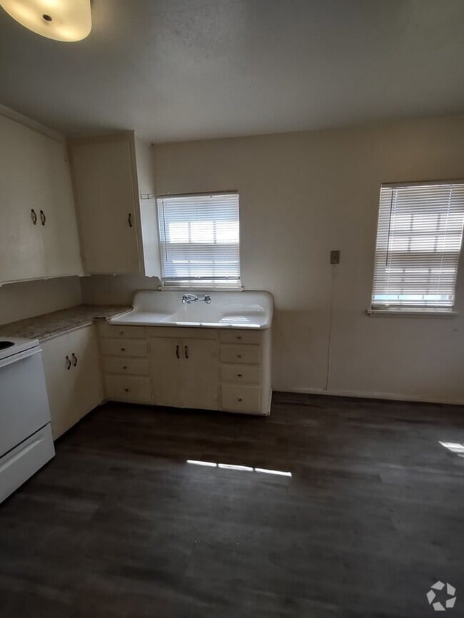 Building Photo - 956 E Center St Rental