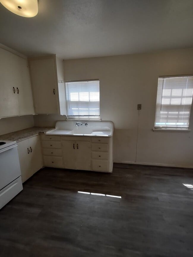 Building Photo - 956 E Center St Rental