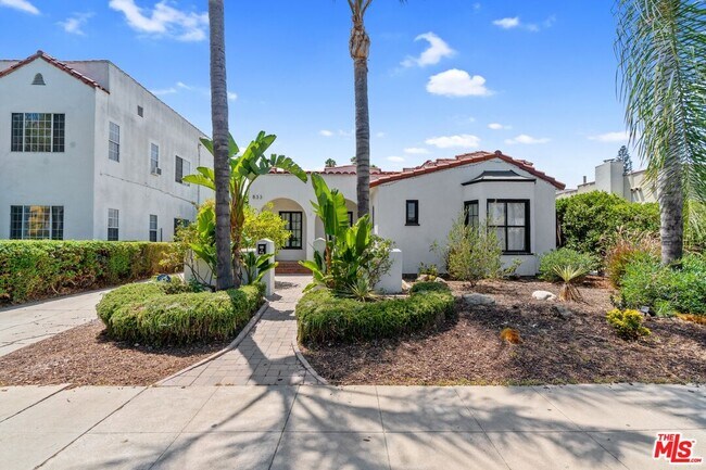 Photo - 833 1/2 North June St-