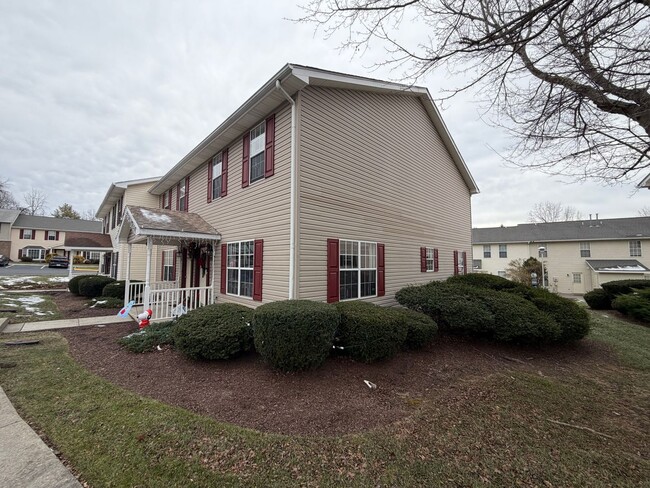 Building Photo - 4 Bedroom, 2.5 Bathroom Townhouse in the heart of Blacksburg