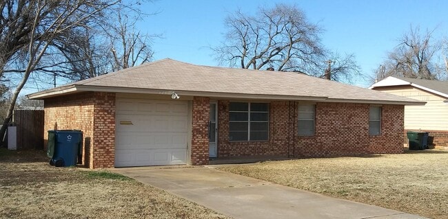 Building Photo - 729 Hedge Dr