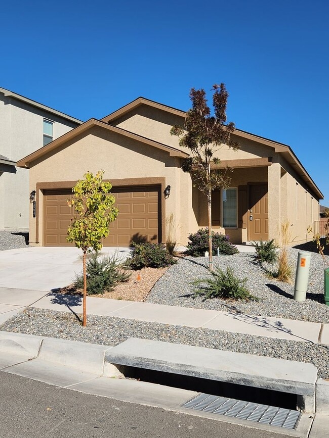 Building Photo - Beautiful 3br 2ba in the South Valley!