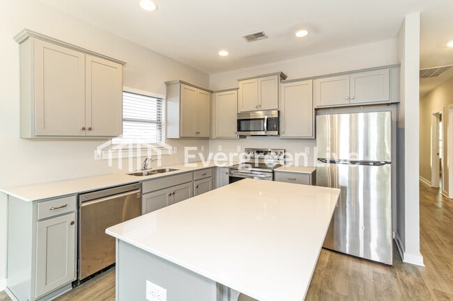 Photo - 177 Park Dr N