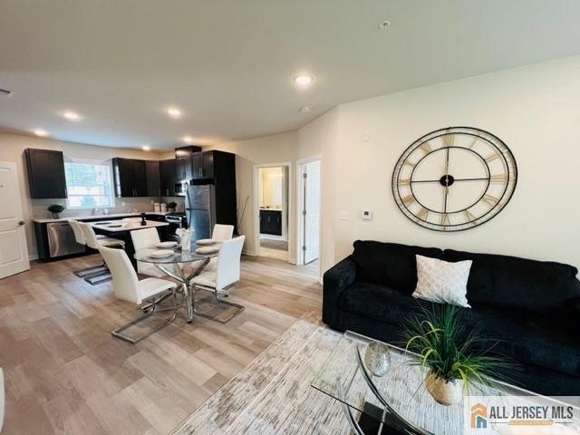 Building Photo - 463 Old Post Rd