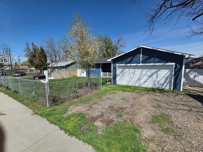 Photo - 806 1st St N