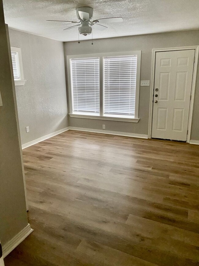 Photo - Cute 3/2 on a Corner Lot!