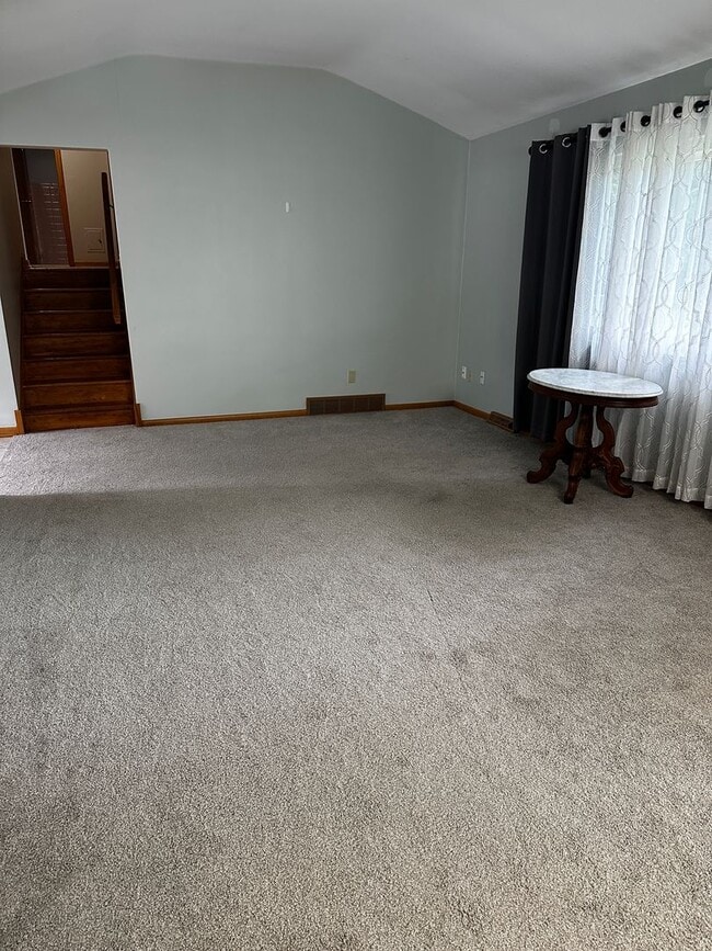 Photo - North Olmsted -5 Bedroom 2 1/2 bath large ...