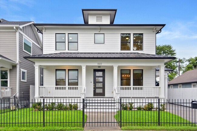 Building Photo - Luxury 3-Bed Home with Solar Panels, Tesla...