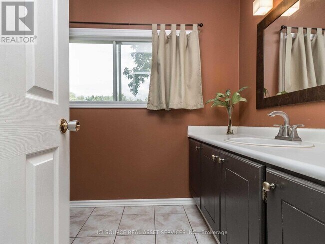 Photo - 26 McMurchy Ave S