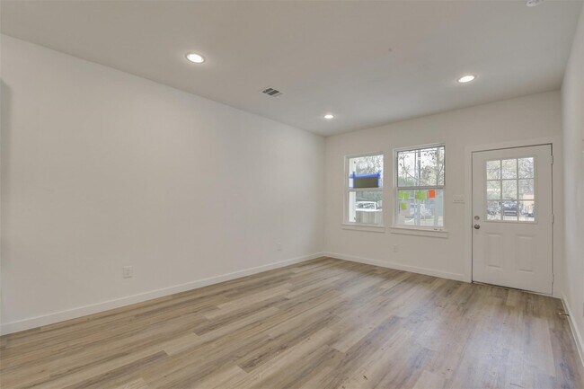 Photo - 8410 Sandra St