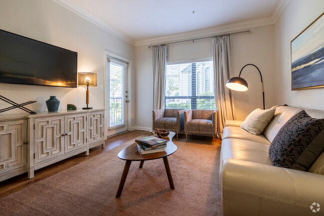 1BR/1BA, 661SF - Family Room