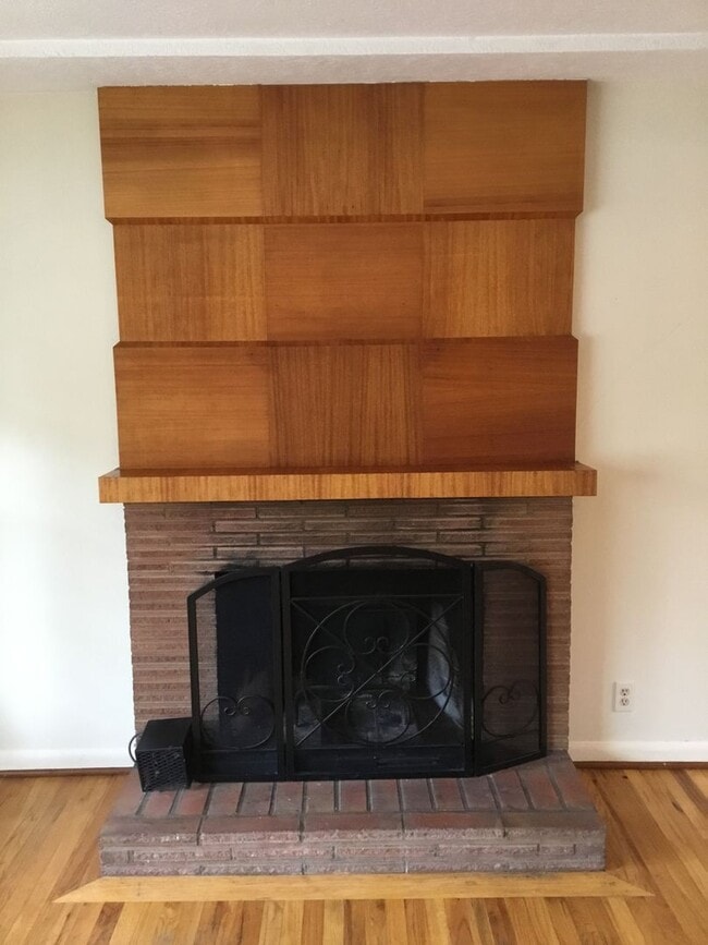 Photo - UNIVERSITY MID CENTURY