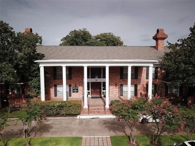 Building Photo - 2824 Briarhurst Dr Unit 16