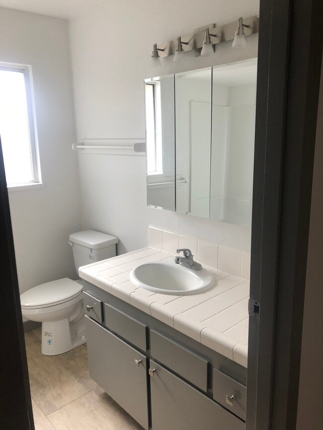 Photo - 305 19th St Unit Apartment 2