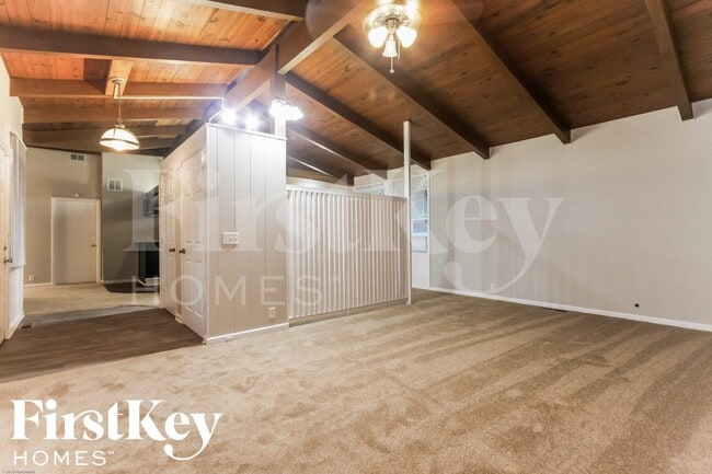 Photo - 4913 Victoria Rd