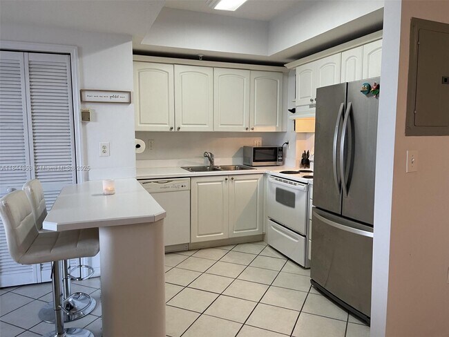 Photo - 3500 Coral Way Unidad 709 Rental