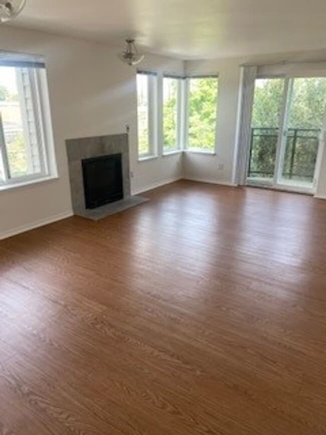 Queen Anne west facing 1 Bedroom patio sec... - Queen Anne west facing 1 Bedroom patio sec... Apartment Unit 201