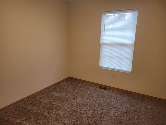 Building Photo - 3 Bedroom 2 Bath Close To Missouri State University $1295