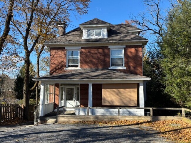 Building Photo - Kamineni-1070 Luzerne Street Unit Kamineni 1070 Luzerne Street, Apt. #1