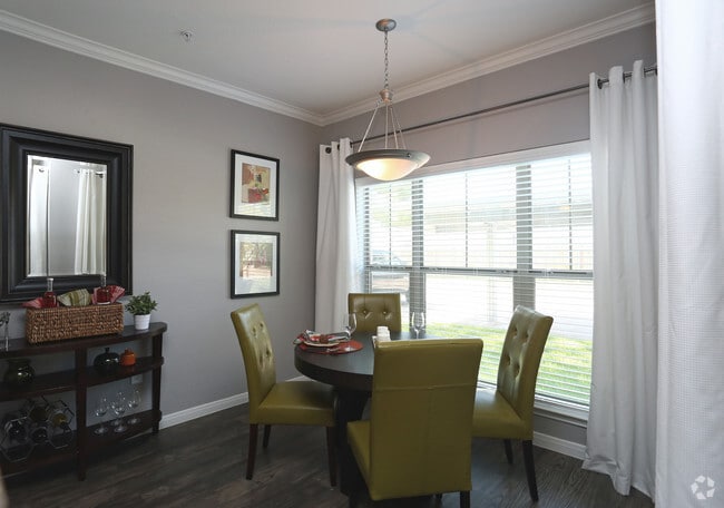 1br, 1ba_Dining Room_847 sf