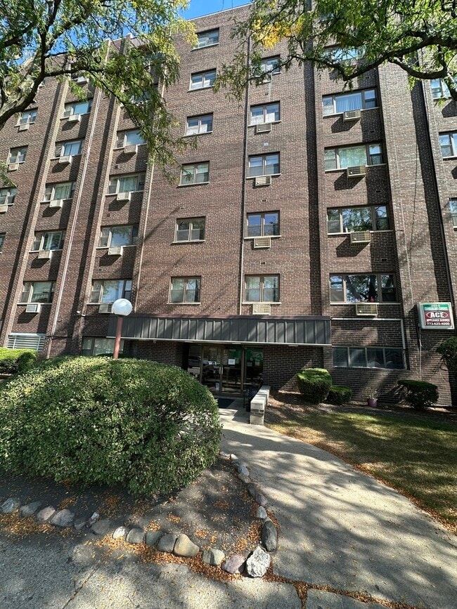 Building Photo - 4600 N Cumberland Ave Unit 510