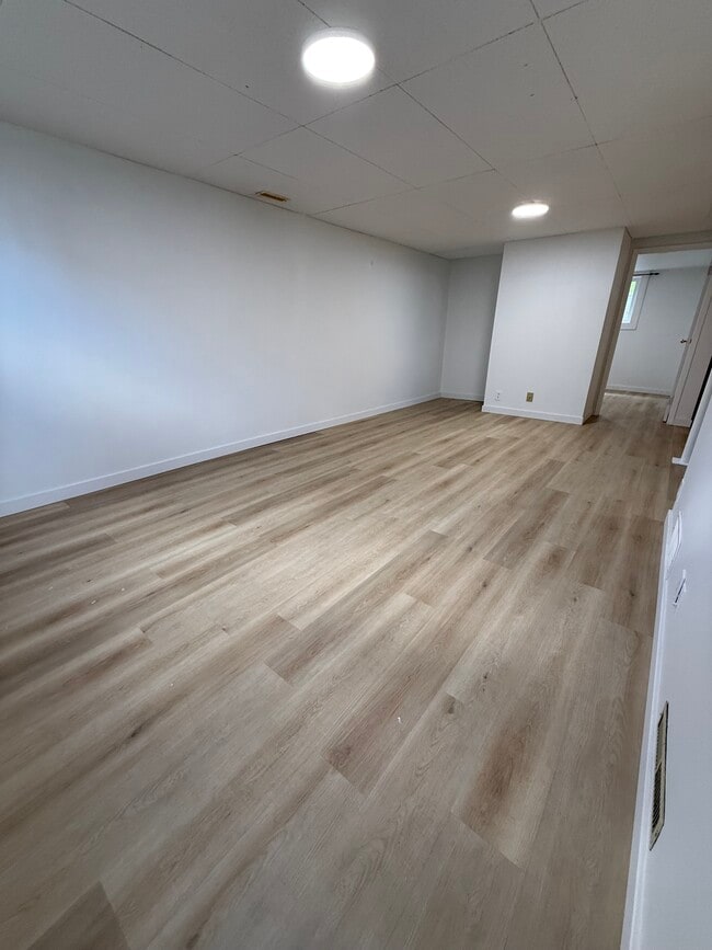Photo - 512 32 Av NE