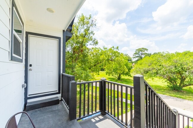 Photo - 618 Maple Way St