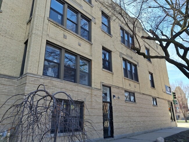 Building Photo - 3149 W Wellington Ave