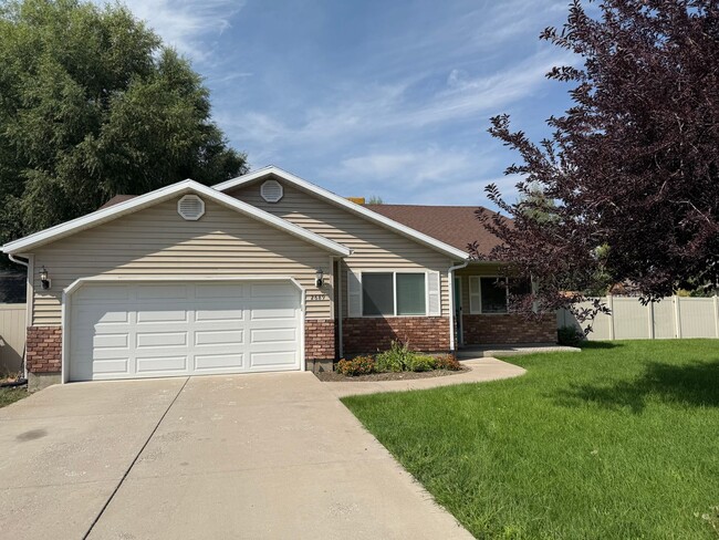 Building Photo - Beautiful patio home with 2 car garage and...
