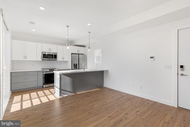 Building Photo - 304 Master St Unit 3