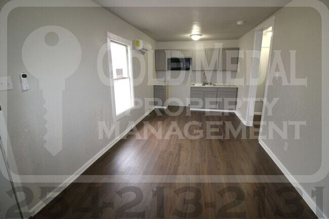 Photo - 711 W Avenue C