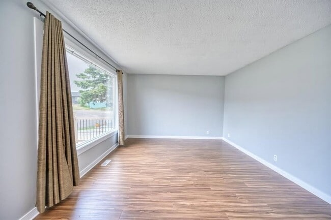 Photo - 80 Castlebrook Way NE