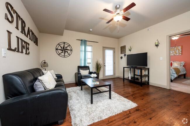 2BR, 2BA - 875SF - Living Room