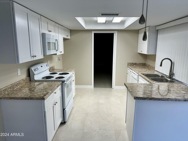 Building Photo - 4009 W Navajo Dr