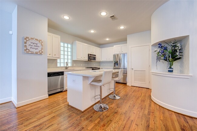 Photo - 650 Westcross St