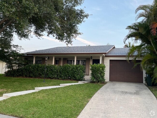 Building Photo - 1270 SW 8th St Rental