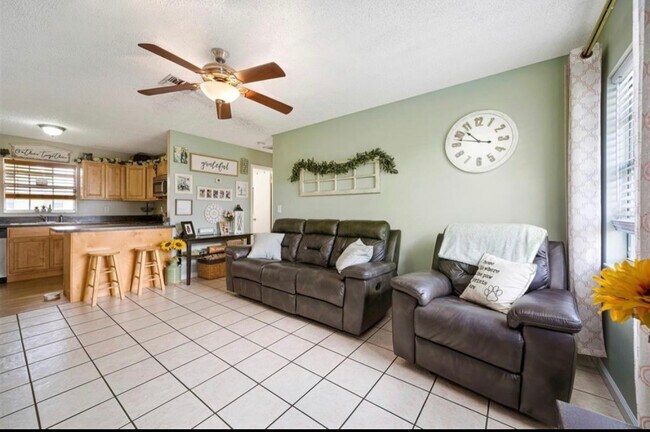 Sala de estar - 5103 SE 42nd Trce