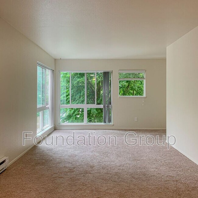 Photo - 916 N 104th St