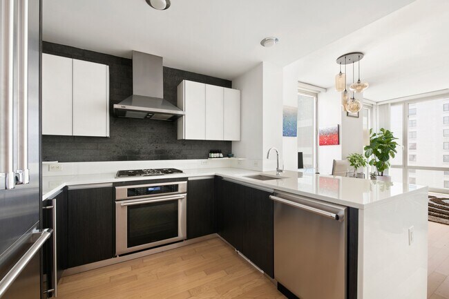 Photo - 247 W 46th St