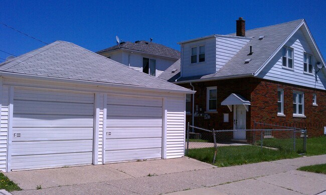 Photo - 6801 Barrie St Unit #2 - Upper