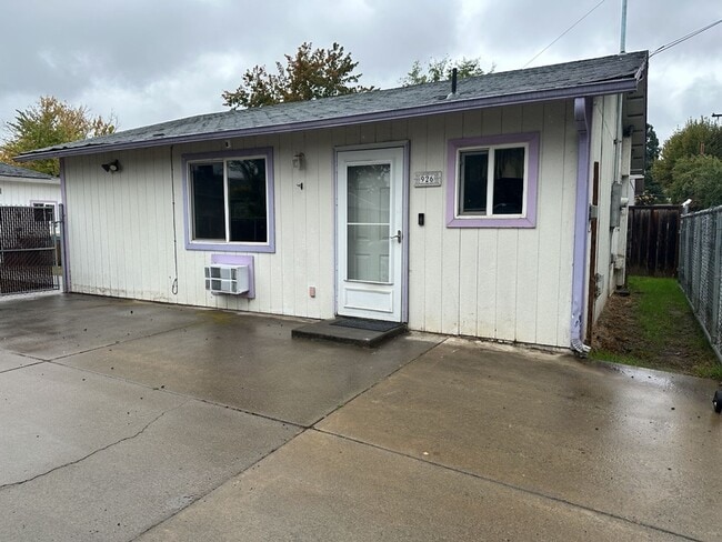 Building Photo - M924-926 Unit 926