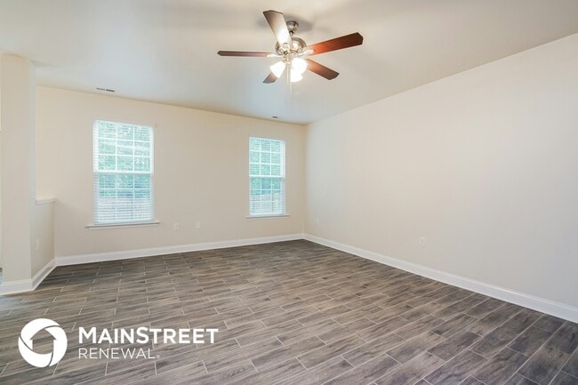 Photo - 201 Sirius St