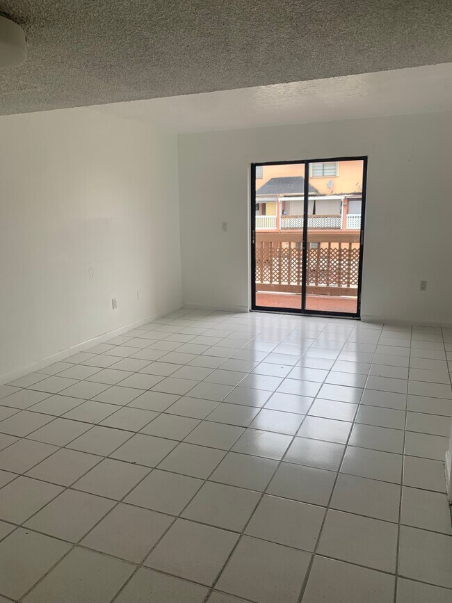 Photo - 2261 W 53rd St Unidad #9