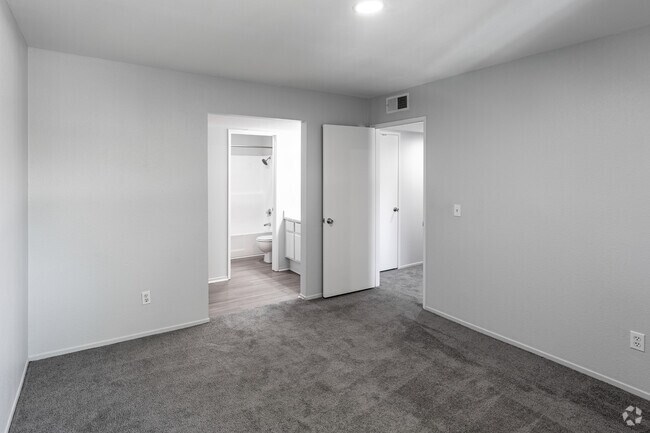 2 habitaciones, 2 baños - 1000 pies cuadrados - Dormitorio principal - Sand Castle Apartments