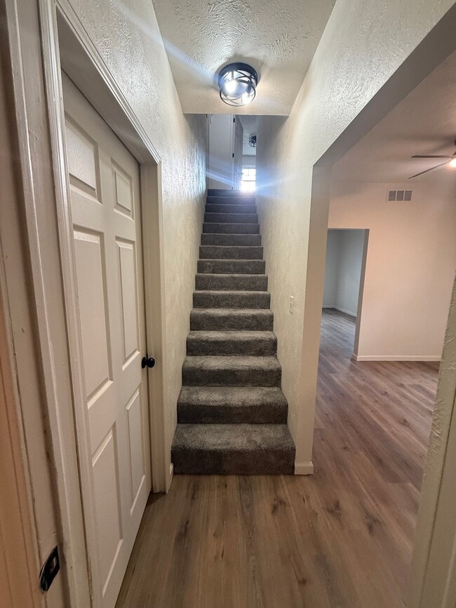 Photo - 2332 N Ellis St