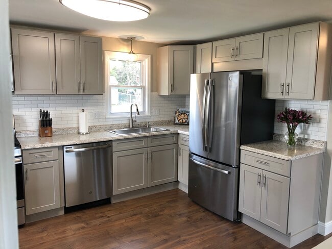 Photo - 1561 W 40th St