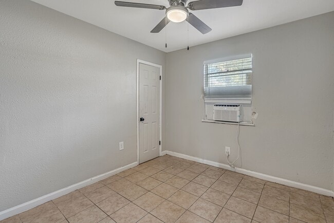 Photo - 4718 Carmen St