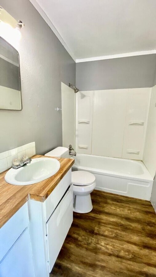 Photo - 909 W 21st St Unidad 909 West 21st St -Loft